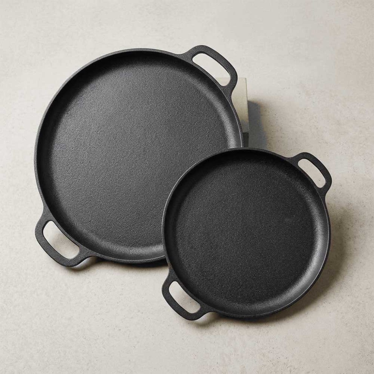 Premium Σετ 2 Μαντεμένια Στρογγυλά Ταψιά (Ø29.5cm & Ø35cm) – Κατάλληλα για Όλες τις Εστίες, BBQ & Φούρνο