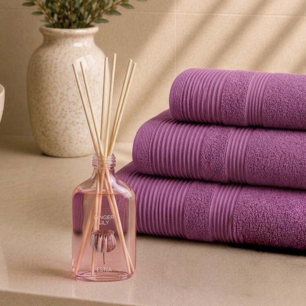 Soft Romance Spa Σετ: 3 Πετσέτες 600gsm 100% Βαμβάκι Πεννιέ Dark Lilac & Estia Ginger Lily Αρωματικό Χώρου 200ml με Sticks