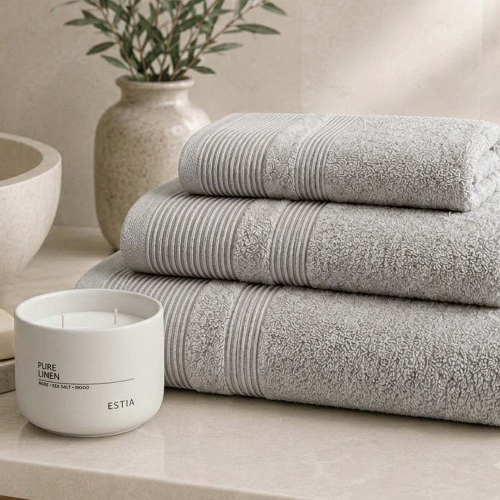 Urban Luxury Spa Σετ: 3 Πετσέτες 600gsm 100% Βαμβάκι Πεννιέ Light Grey & Estia Pure Linen Αρωματικό Κερί 280g