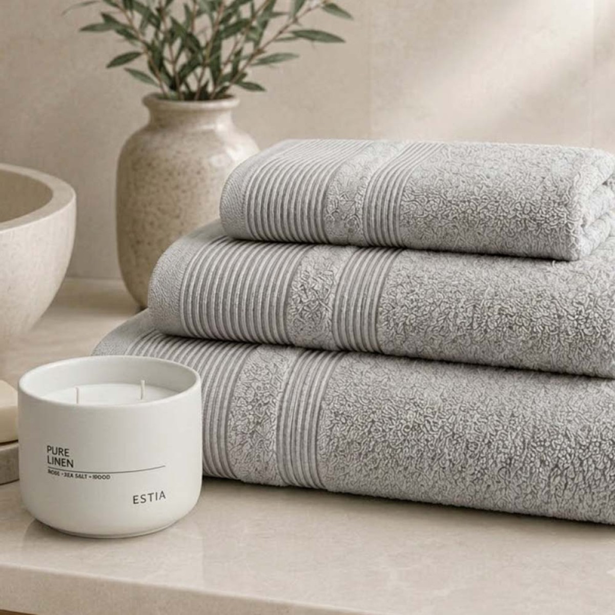 Urban Luxury Spa Σετ: 3 Πετσέτες 600gsm 100% Βαμβάκι Πεννιέ Light Grey & Estia Pure Linen Αρωματικό Κερί 280g
