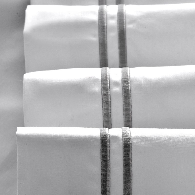 Λευκό Πανωσέντονο Ξενοδοχείου (260x280) με Διπλό Γκρι Πλακέ Κέντημα 200 Κλωστές - NAXOS