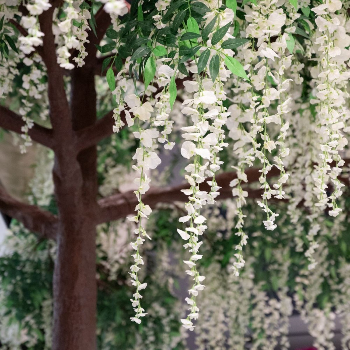 Τεχνητό Δέντρο Giant Premium (500cm) με Πράσινα Φύλλα & Λευκά Κρεμαστά Άνθη