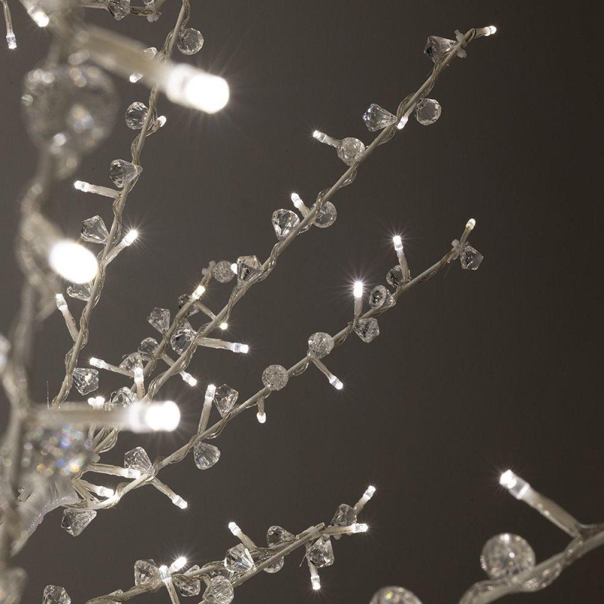 ΛΕΥΚΟ ΦΩΤΙΖΟΜΕΝΟ ΔΕΝΤΡΟ 380ΕΚ ΜΕ 2080 LED ΛΑΜΠΑΚΙΑ ΘΕΡΜΟ ΛΕΥΚΟ ΣΕ ΛΕΥΚΗ ΜΕΤΑΛΛΙΚΗ ΒΑΣΗ